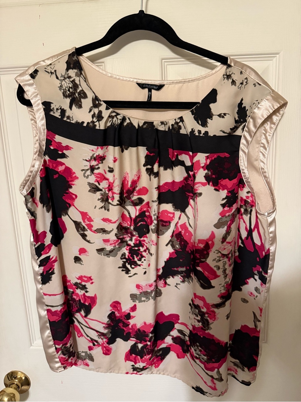 Daisy Fuentes Beige Floral Sleeveless Blouse with Pink and Black Accents